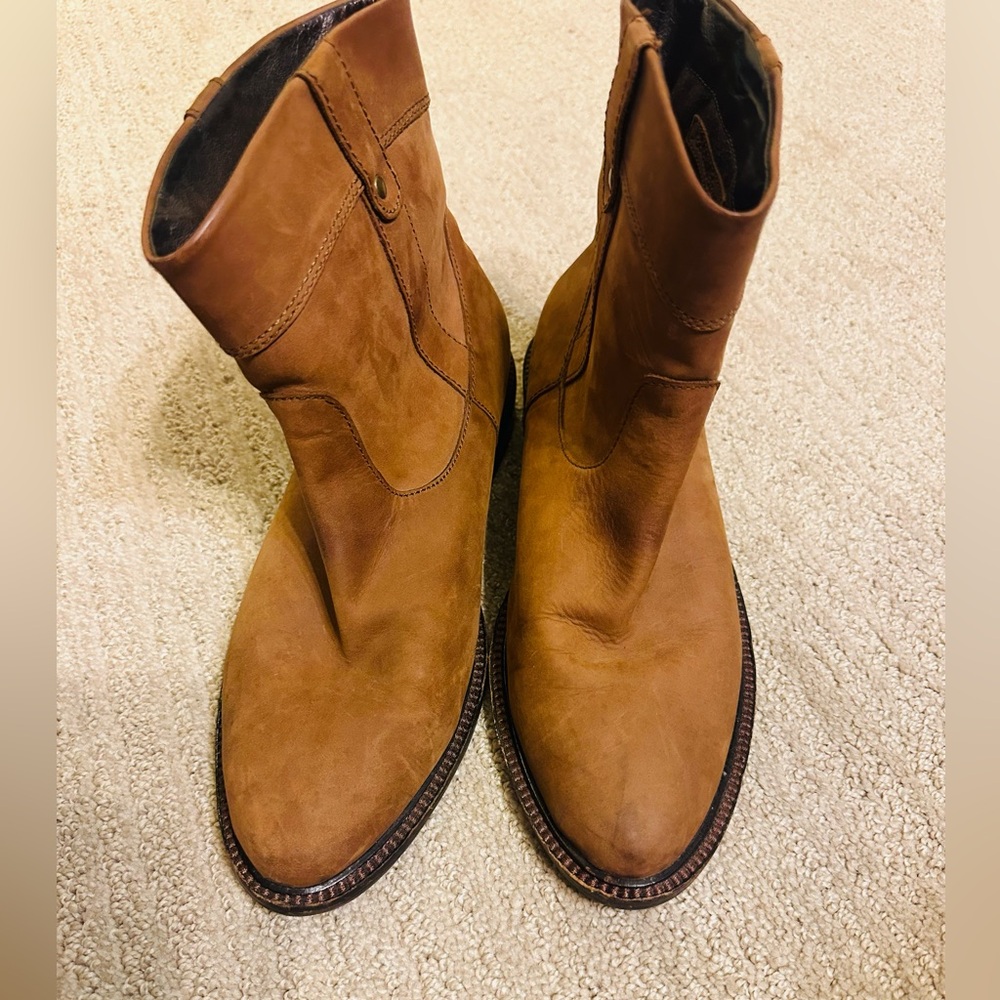 Stylish Eddie Bauer mid-calf pull-on leather boots. Women’s Size 8